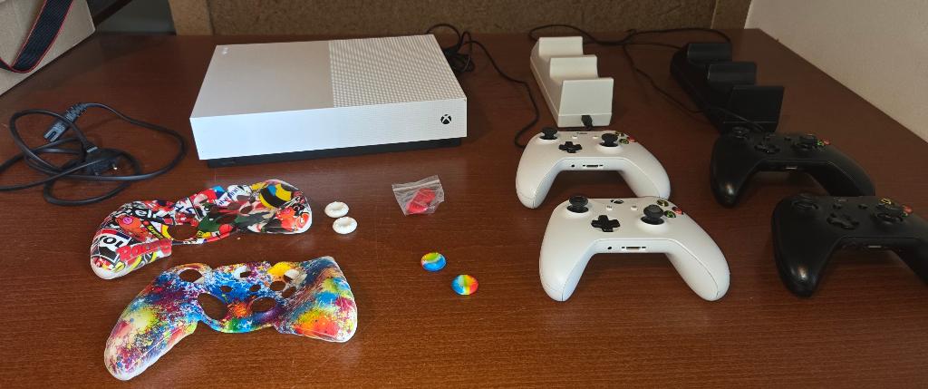 Xbox One S All Digital Edition 1Tb + 4 controllers, Spelcomputers en Games, Spelcomputers | Xbox One, Xbox One S All-digital, Ophalen of Verzenden