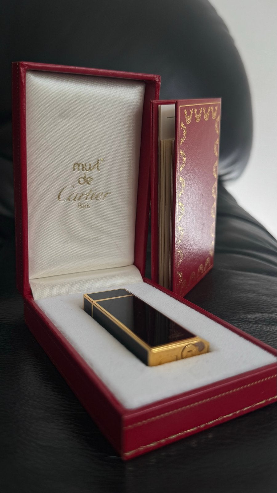 Cartier aansteker, Must de Cartier, zwart/goud, in doos, Verzamelen, Ophalen of Verzenden, Zo goed als nieuw, Aansteker