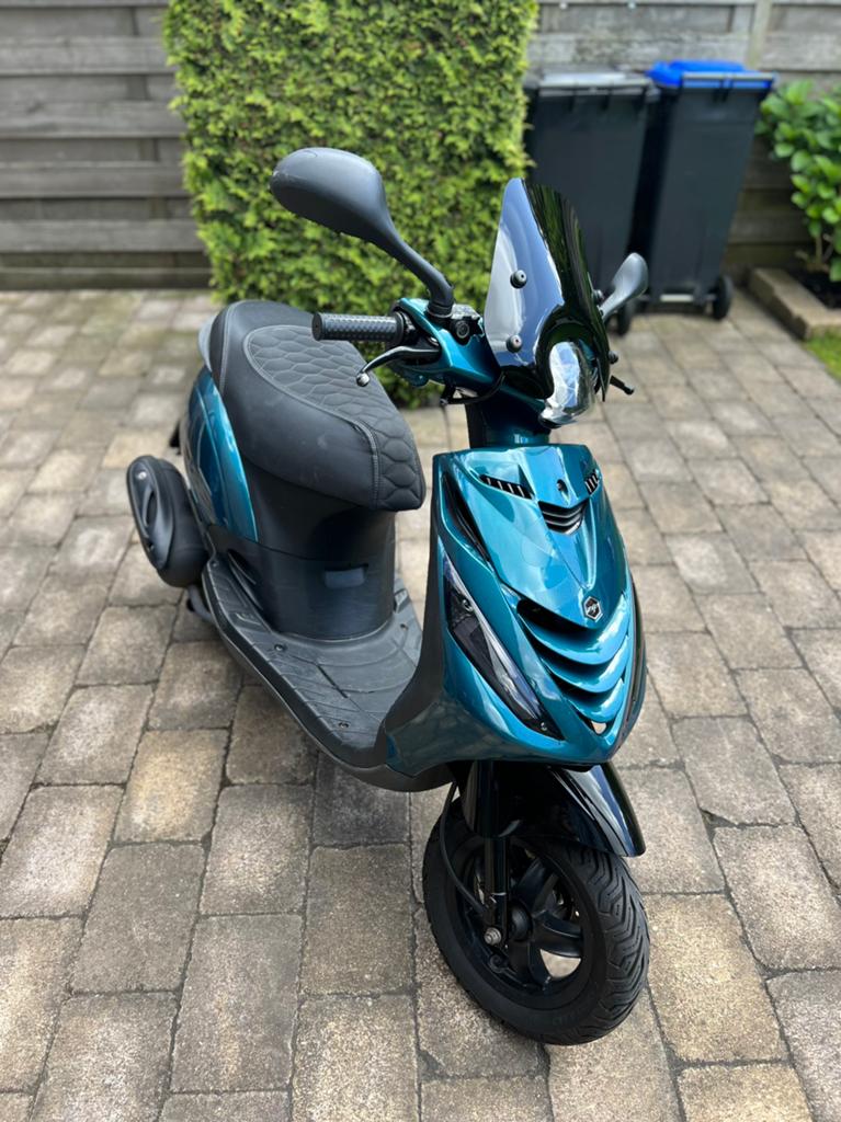 Zip 50cc 4 takt 2017, Fietsen en Brommers, Scooters | Piaggio, Zo goed als nieuw, Zip, Maximaal 45 km/u, Benzine, Ophalen of Verzenden