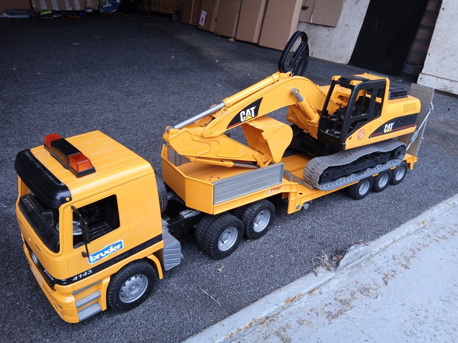 Bruder Mercedes Actros met dieplader en CAT graafmachine, Ophalen, Zo goed als nieuw, Schaal 1:16, Auto onroad