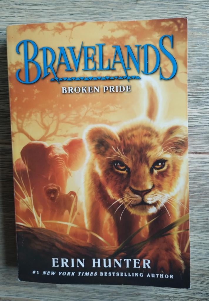 Boek Bravelands, Broken Pride van Erin Hunter, Engelstalig, Boeken, Ophalen of Verzenden, Gelezen