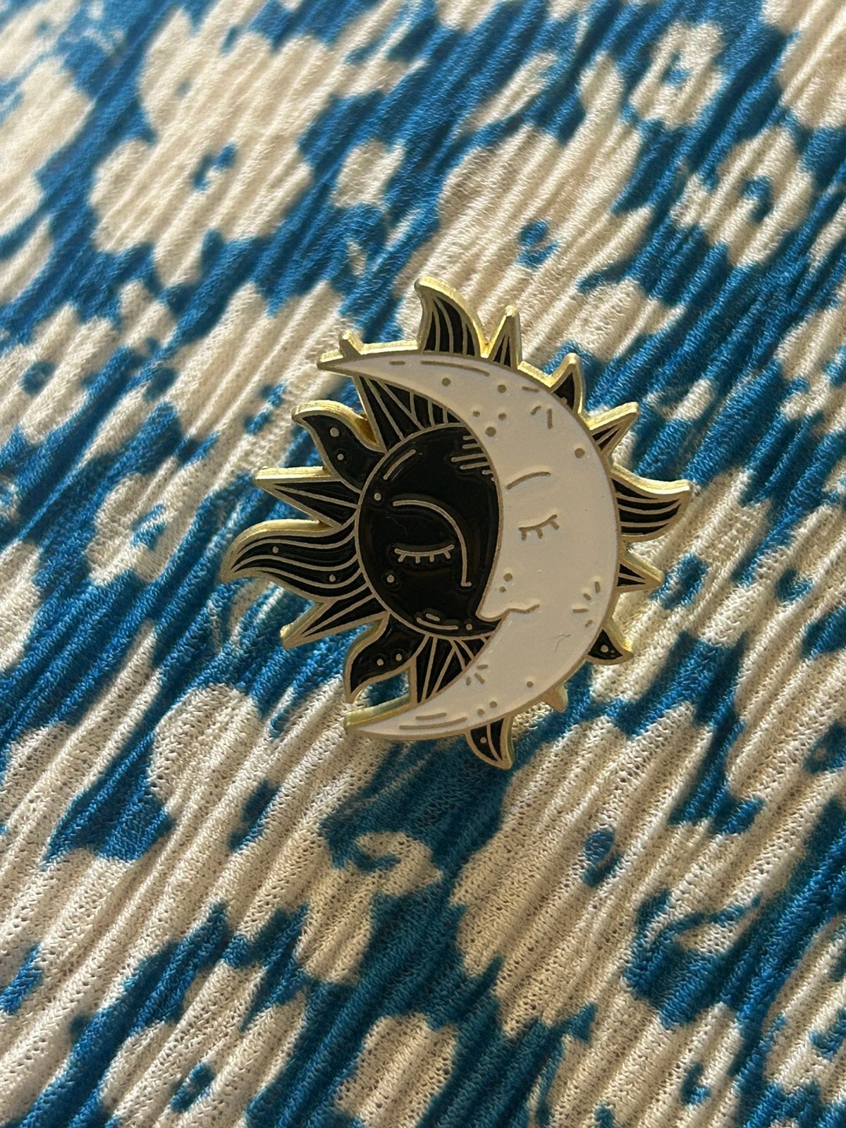 Pin zon en maan, Ophalen of Verzenden, Nieuw, Minder dan 4 cm, Overige materialen