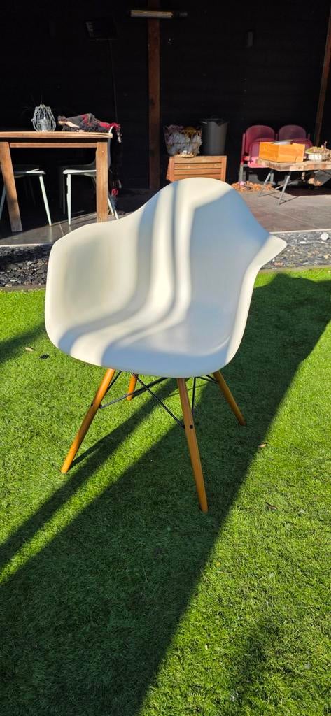 Nette Witte Vitra Eames Armchair, Wit, Design, Modern, Mid-century, Zo goed als nieuw, Eén