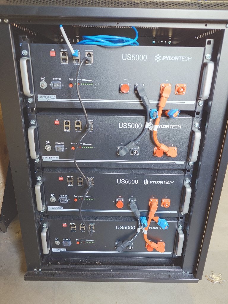 4x Pylontech accupakket (20kWh) incl. behuizing en kabels