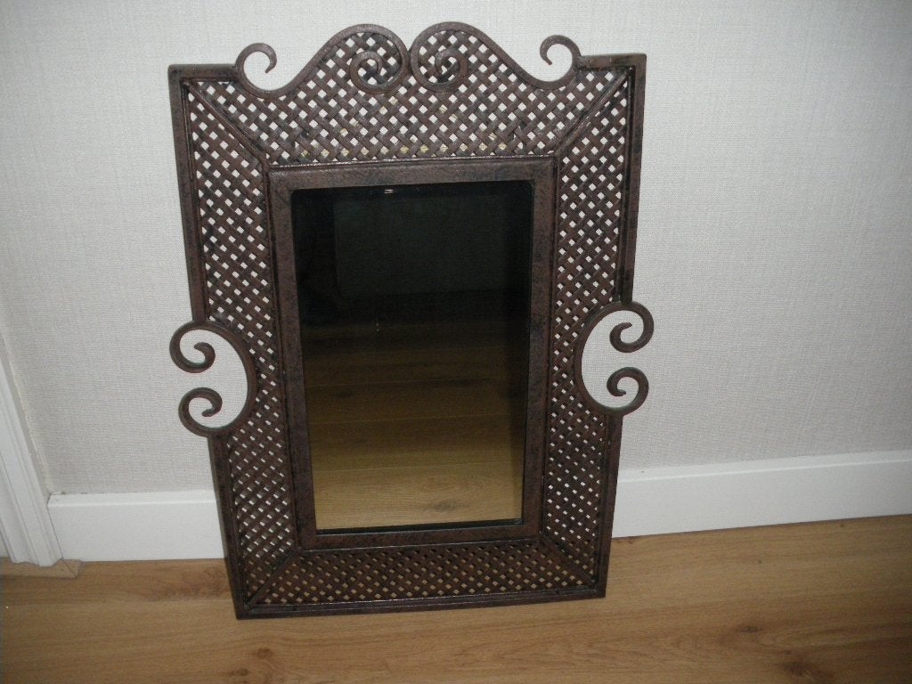 zgan hele mooie sierlijke spiegel met bruine metalen rand, Minder dan 50 cm, Rond, Ophalen of Verzenden, Zo goed als nieuw