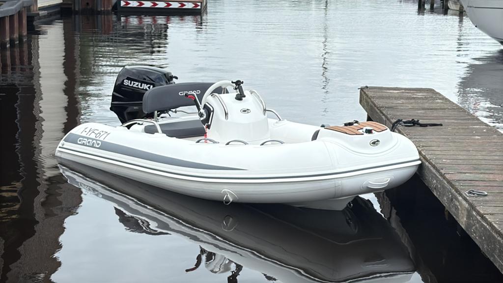 Zeer nette Grand 340 Rib  30 pk Suzuki. Incl trailer bj 2021, Watersport en Boten, Zo goed als nieuw, Grand, 30 pk, Peddels