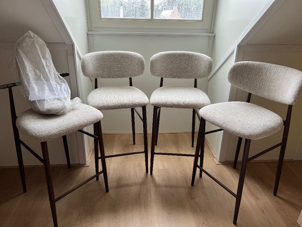 Japandi barstoelen beige met notenhouten kleur poten, Ophalen, 60 tot 90 cm, Zo goed als nieuw, Metaal