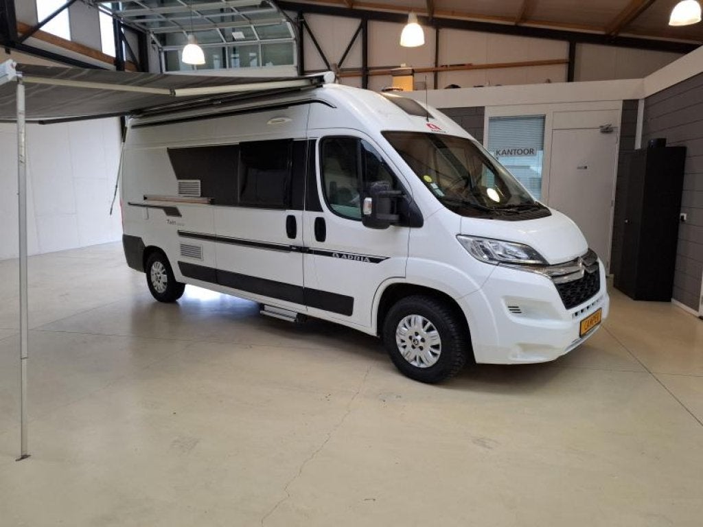 2018 Adria Twin 600SP 160PK Vastbed Trekhaak Hordeur 83000Km, Caravans en Kamperen, Buscamper of Camperbus, Ringverwarming, Fiat