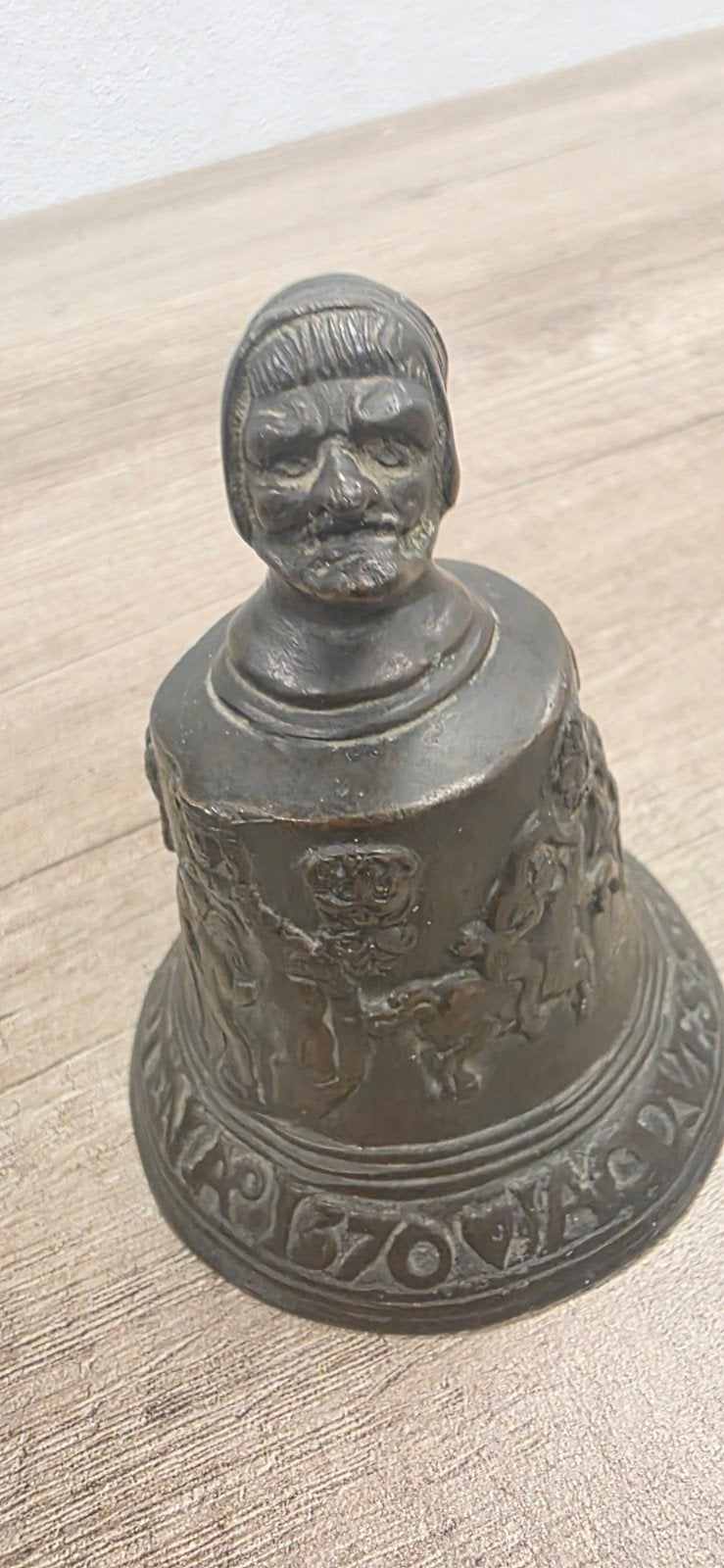 Antieke bronzen tafelbel met gedetailleerde reliëfs, Antiek en Kunst, Ophalen of Verzenden