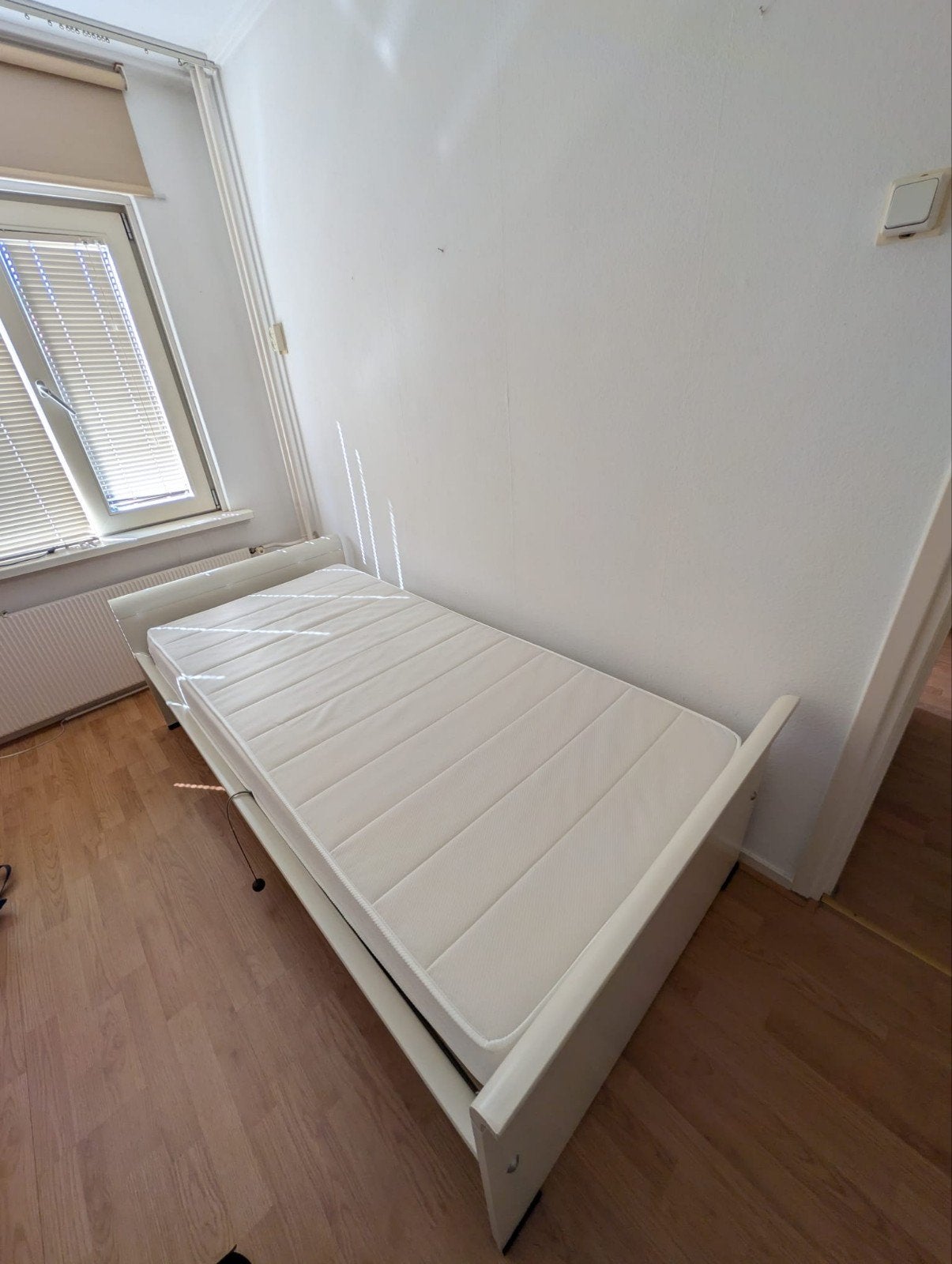 Auping Senioren Bed - 1 Persoons met Verstelbaar Hoofdeinde, Ophalen, Strak modern, 90 cm, Eenpersoons
