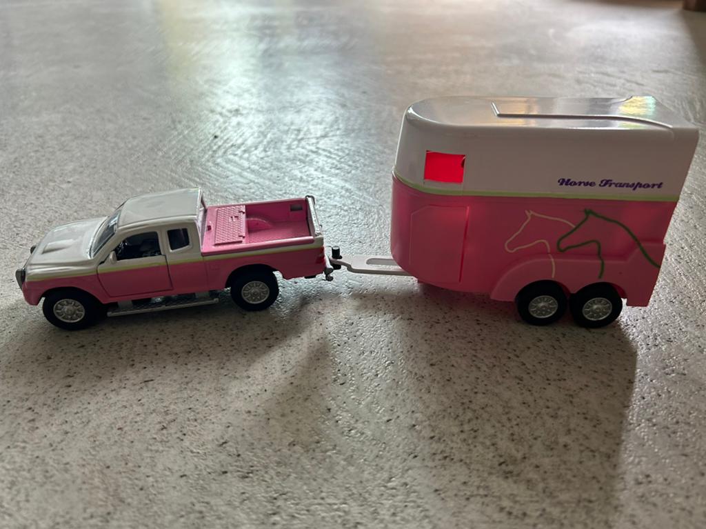 Roze jeep met paardentrailer. Er zit een paar in de trailer, Ophalen of Verzenden, Zo goed als nieuw