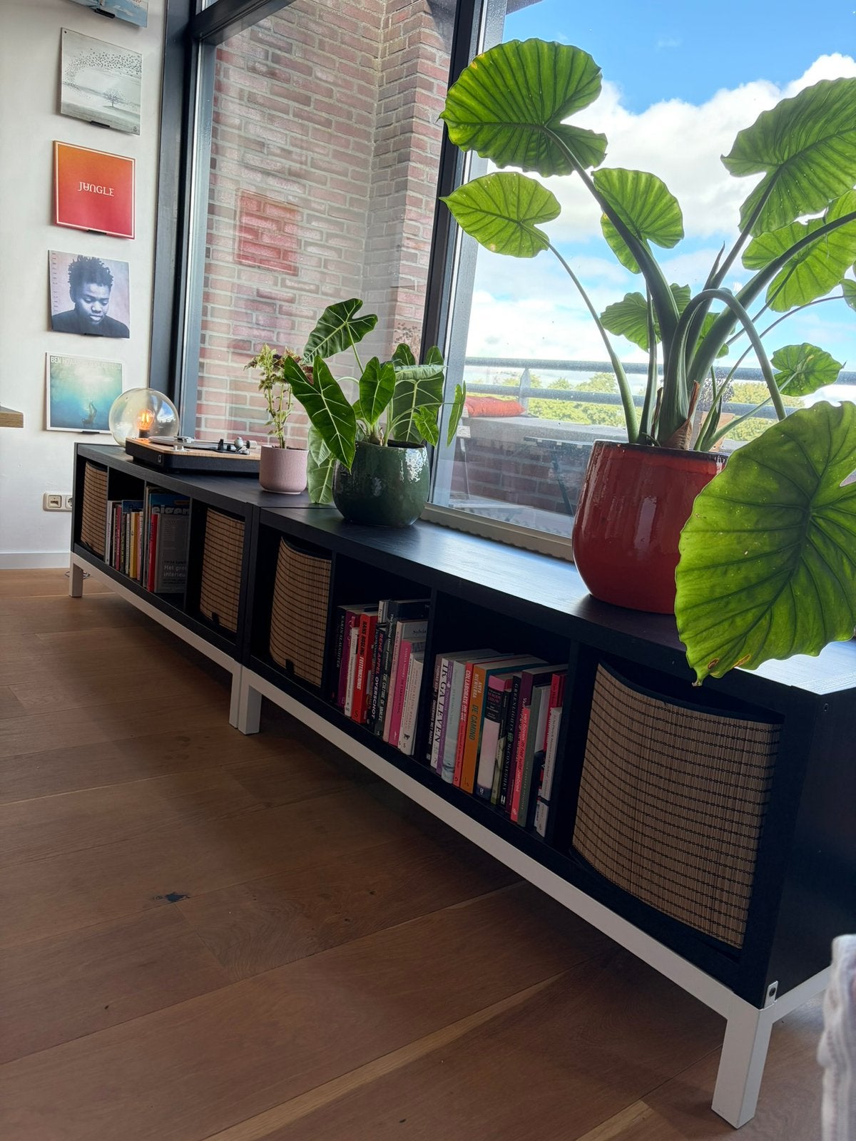 Kallax kast IKEA zwart met wit onderframe, Ophalen, Gebruikt, 25 tot 50 cm, 100 tot 150 cm