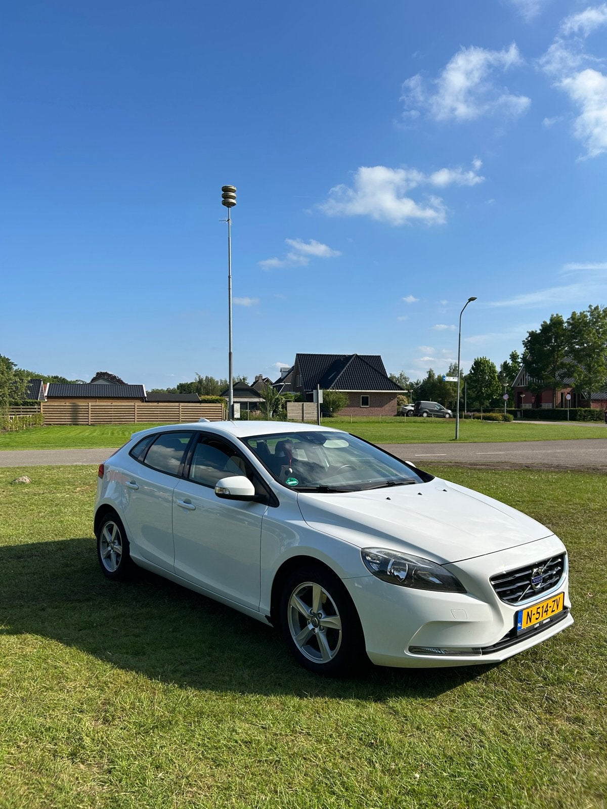 Volvo V40 1.6 T2 120PK 2014 Wit, Auto's, Voorwielaandrijving, Stof, Zwart, 4 cilinders