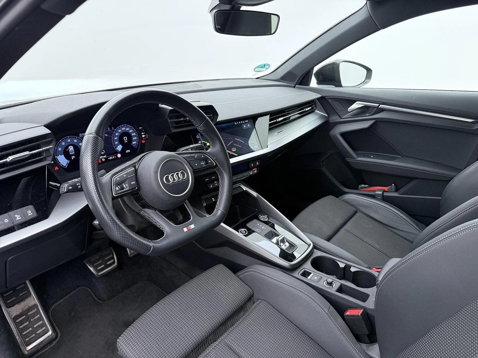 Audi A3 Limousine 30 TFSI S edition (bj 2023, automaat), Automatische klimaatregeling, Gebruikt, 680 kg, Zwart