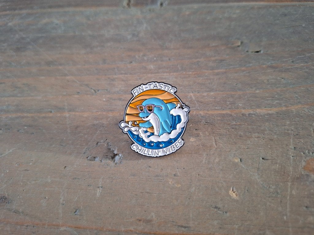 1 pin van dolfijn met de tekst - Chillin Vibes - te koop, Verzamelen, Speldjes, Pins en Buttons, Ophalen of Verzenden, Nieuw, Overige onderwerpen