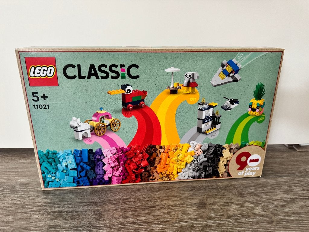 Lego Classic 11021 90 jaar spelen (nieuw), Overige thema's, Lego, Nieuw, Ophalen of Verzenden