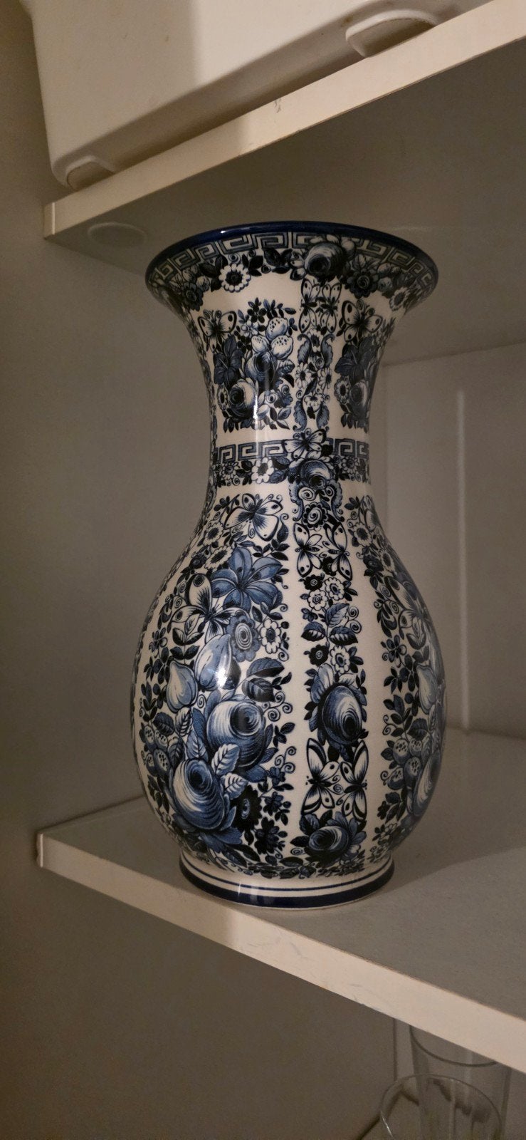 Prachtige Delftsblauwe vaas met bloemen en vlinders, Ophalen