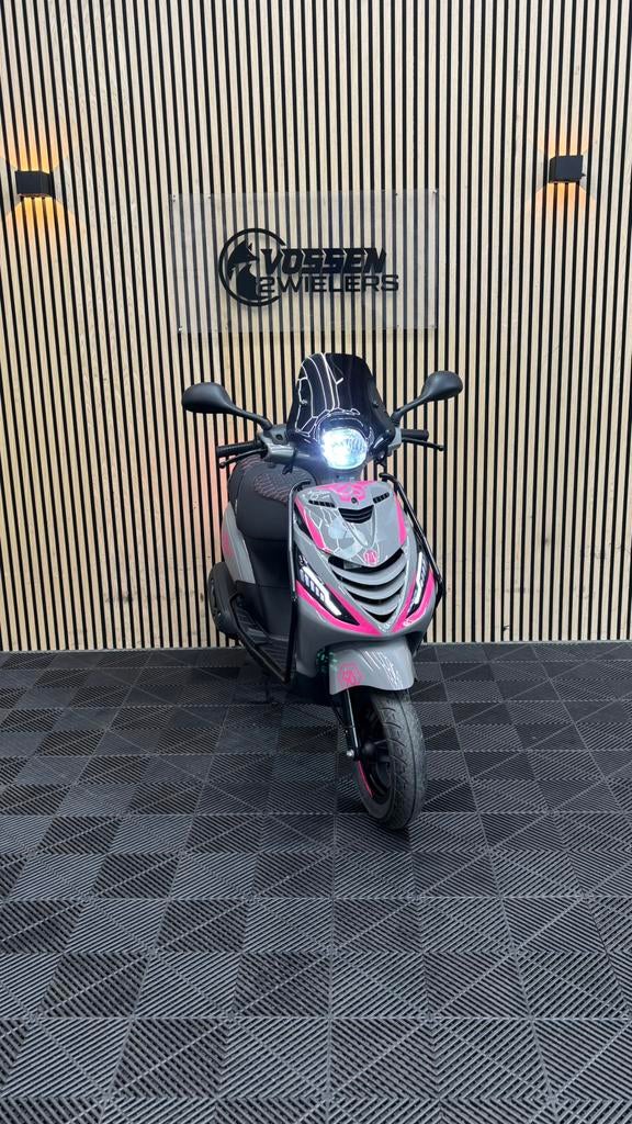 Piaggio Zip| Nardo Grey & Pink | 3200km | Full | E4