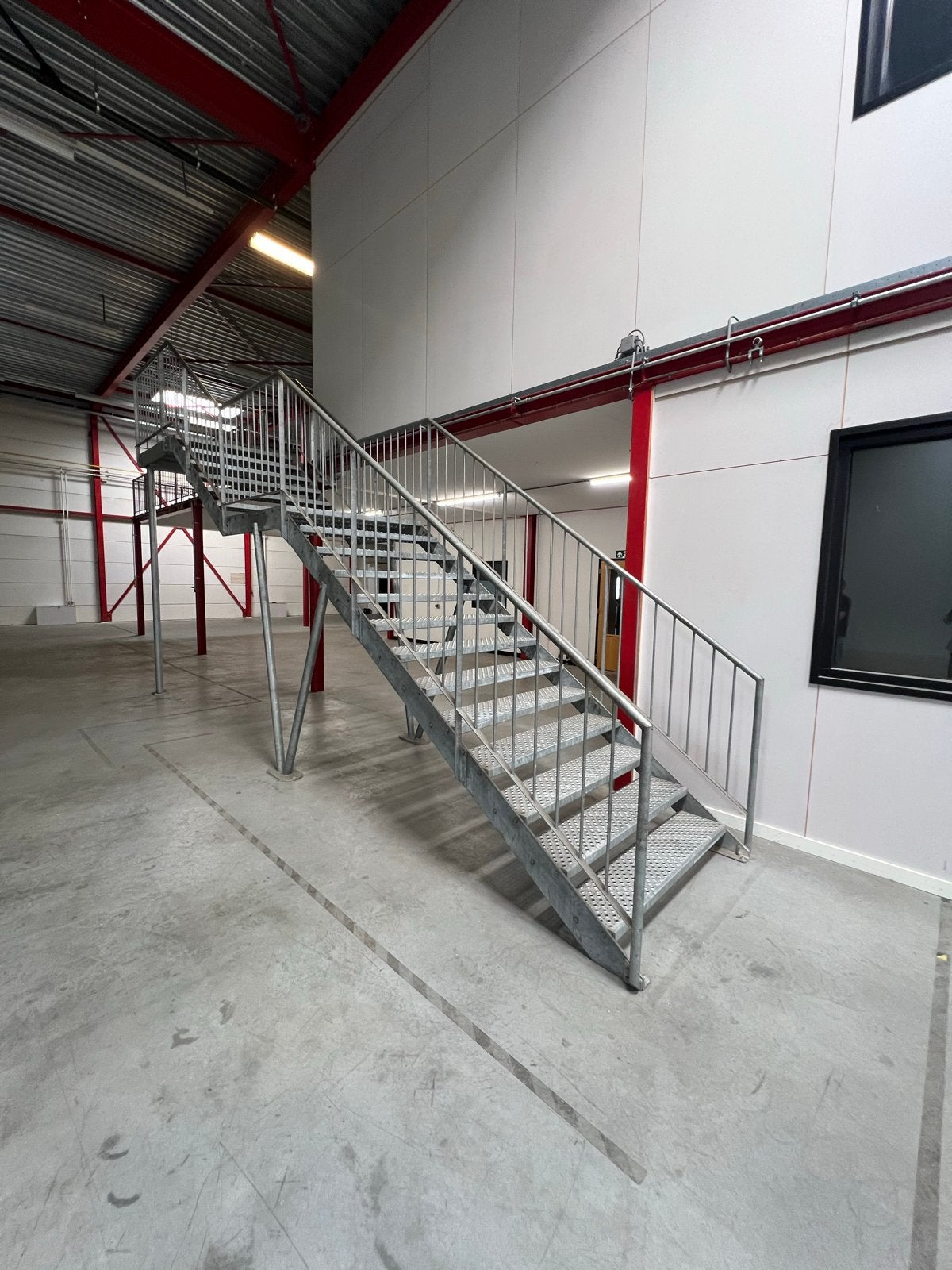 Stalen trap met balustrade uit kantoorpand - 3300x7300mm, Ophalen, Gebruikt, Trap, 2 tot 4 meter