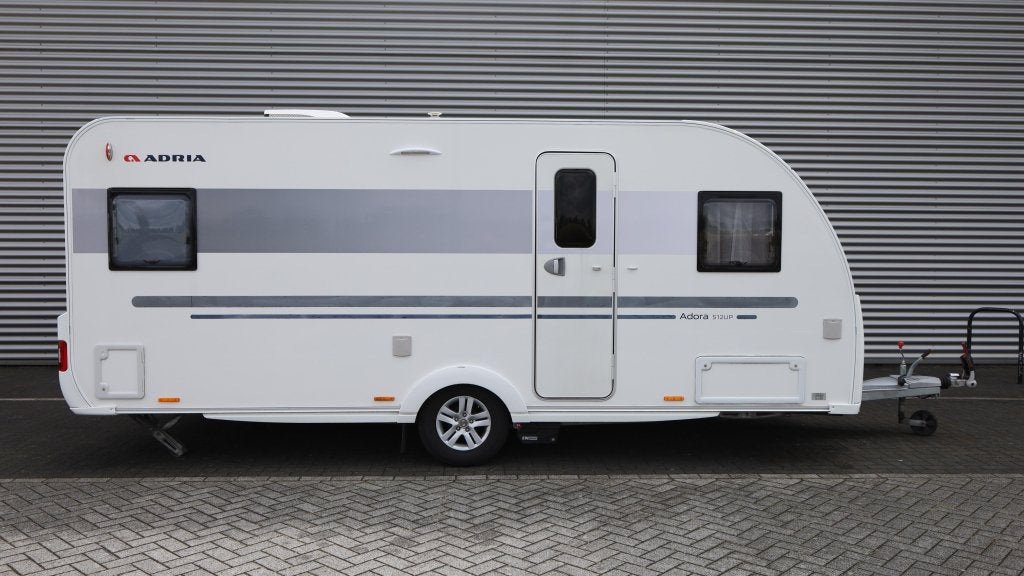 Adria Adora 512 UP Mover + voortent + airco, Caravans en Kamperen, Caravans, Rondzit, Bedrijf, Schokbreker, 5 tot 6 meter