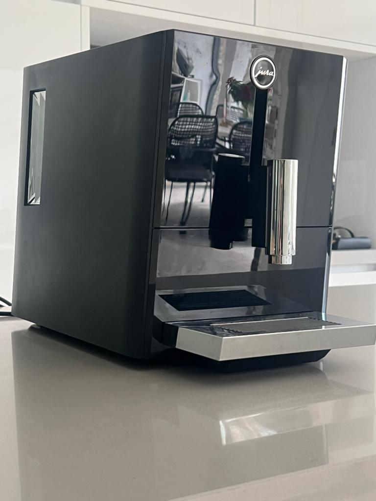 Jura A1 piano black nieuwe servicebeurt gehad, Witgoed en Apparatuur, Koffiezetapparaten, 10 kopjes of meer, Ophalen of Verzenden
