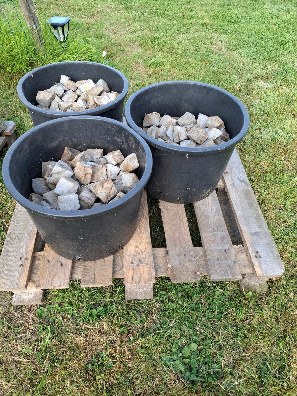 Gratis kleine licht grijze natuursteen keitjes, Ophalen