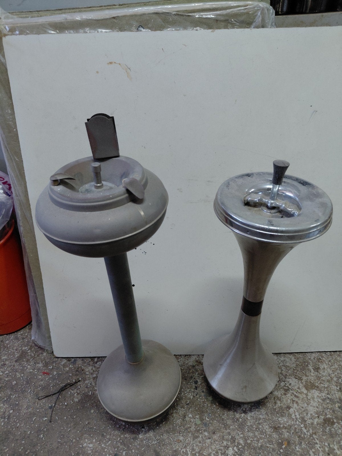 Vintage staande asbakken jaren '50-'60 - Zelfrichtend, Antiek en Kunst, Ophalen