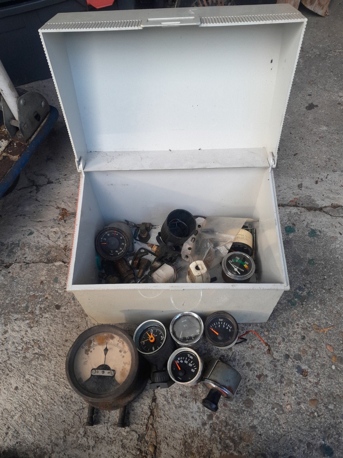 Diverse meters en onderdelen in opbergbox, Ophalen of Verzenden, Gebruikt, Oldtimer onderdelen