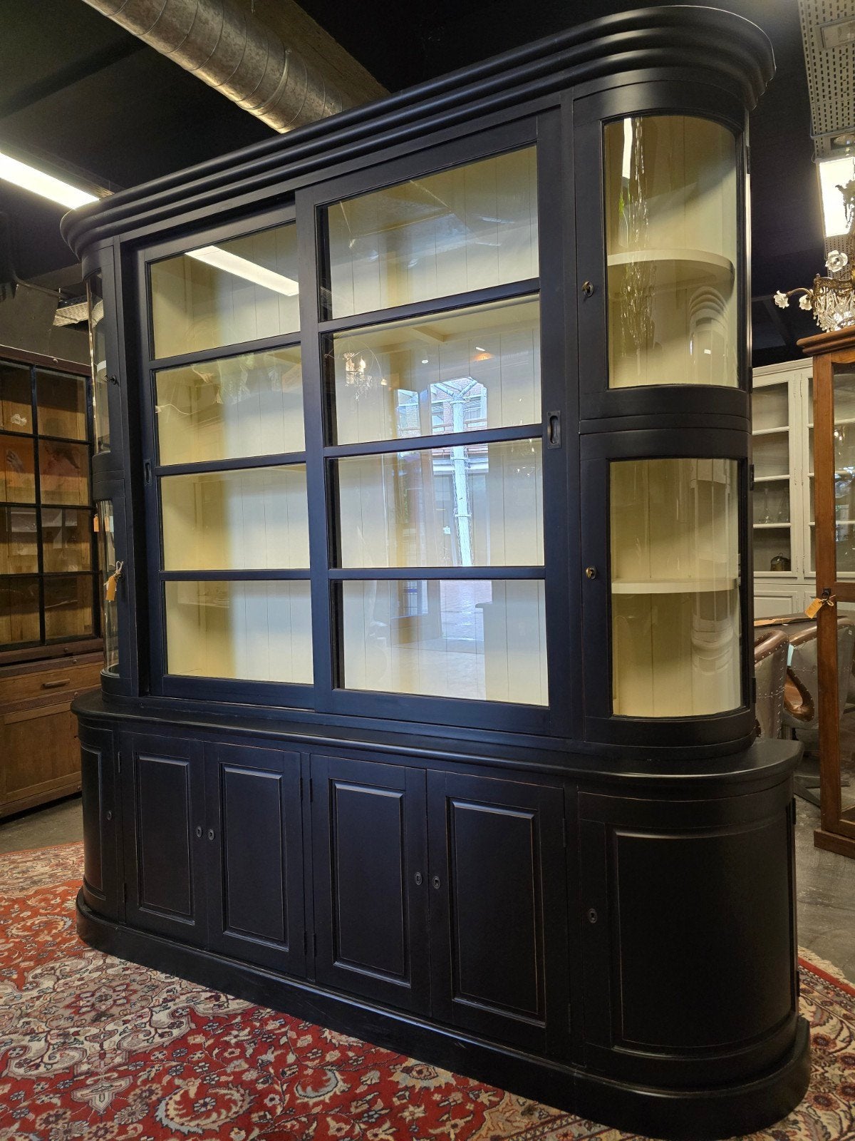 Eyecatcher! Zwarte vitrinekast | buffetkast gebogen glas, Huis en Inrichting, Kasten | Buffetkasten, Rofra, 200 cm of meer, Ophalen of Verzenden