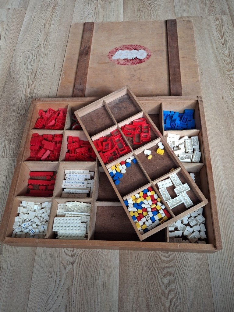 Vintage houten Lego kist LEGO logo en stenen collectors item, Gebruikt, Lego, Ophalen of Verzenden, Inclusief doos