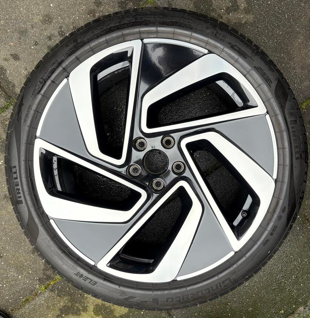 Volkswagen ID7 velg met Pirelli Cinturato P7 band, Gebruikt, 255 mm, Banden en Velgen, Ophalen of Verzenden