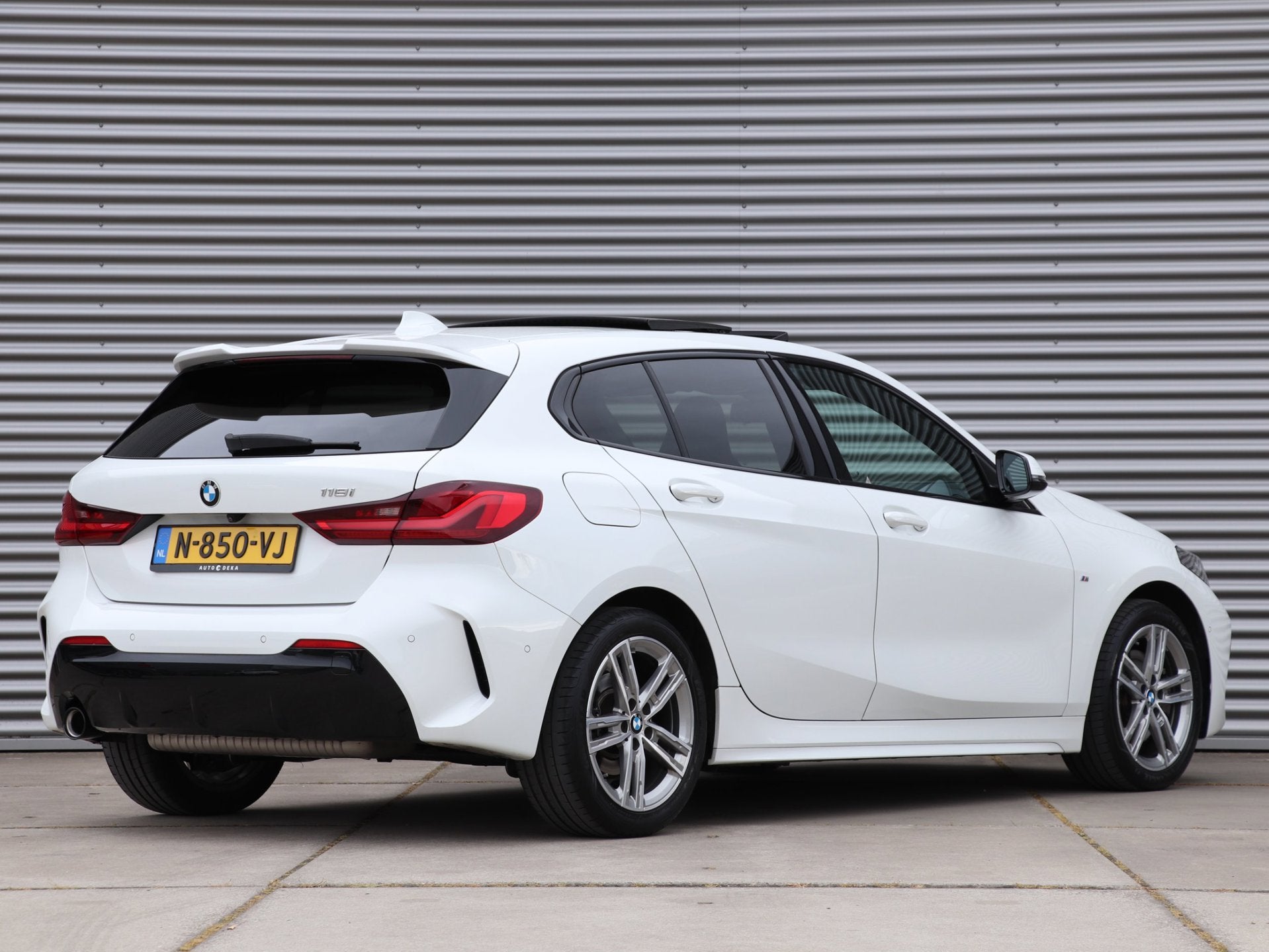 BMW 1-serie 118i M-Sport Automaat *Panodak*Kuipstoelen*, 136 pk, Gebruikt, Alcantara, Wit