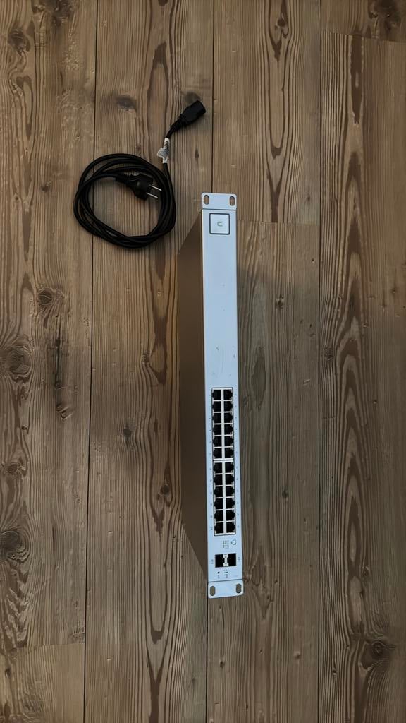 Unifi switch (US-24 geen PoE), Ophalen of Verzenden, Zo goed als nieuw