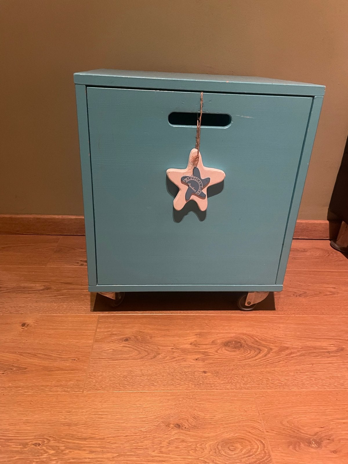 Blauw kastje op wieltjes met opbergruimte, Huis en Inrichting, Slaapkamer | Nachtkastjes, Ophalen, Gebruikt