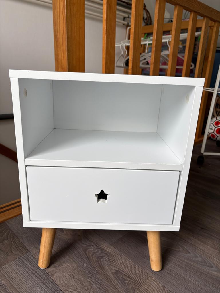 Nachtkastje wit, Huis en Inrichting, Slaapkamer | Nachtkastjes, Ophalen, Overige materialen, Gebruikt, Minder dan 45 cm