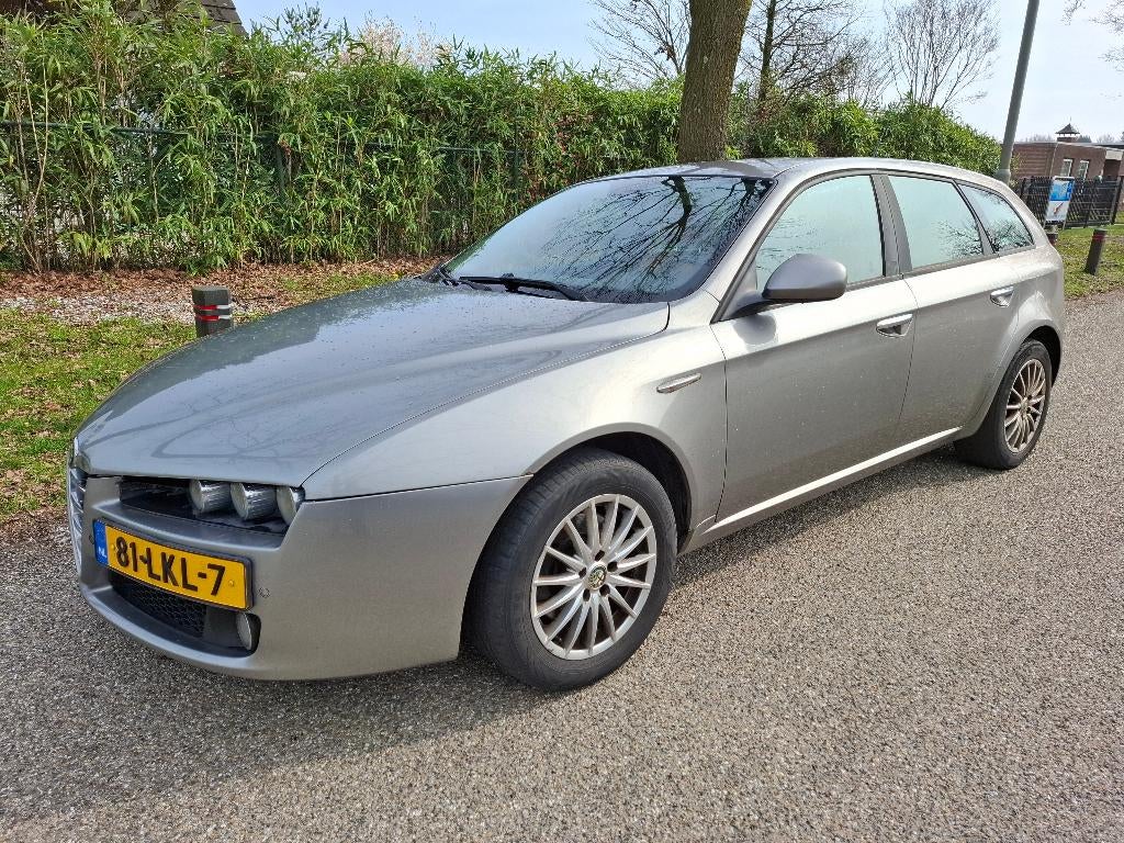 Alfa Romeo 159 1.9 Jtdm SW 2010 Grijs | Leder, Auto's, Alfa Romeo, Voorwielaandrijving, 4 cilinders, 168 €/maand, 500 kg