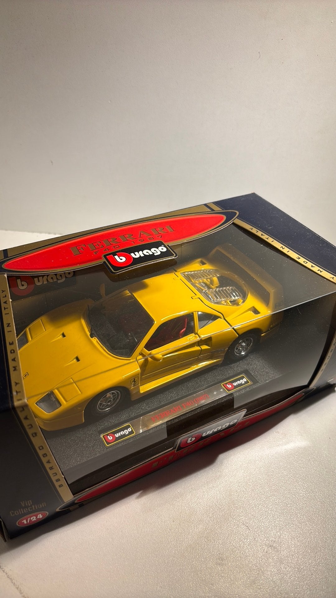 Ferrari f40 yellow bburago 1.24, Hobby en Vrije tijd, Ophalen of Verzenden, Bburago, A, A