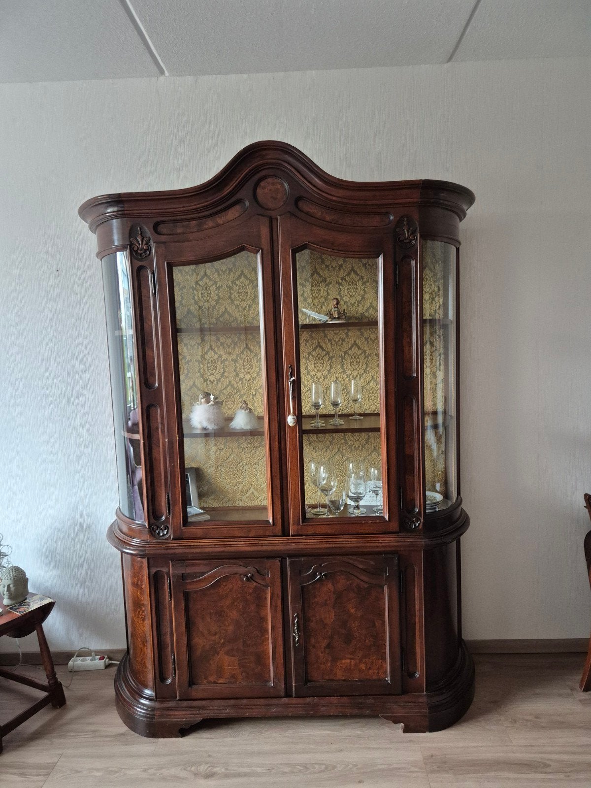 Italiaanse vitrinekast 140cm breed, Ophalen, 100 tot 150 cm, Overige houtsoorten, 150 tot 200 cm