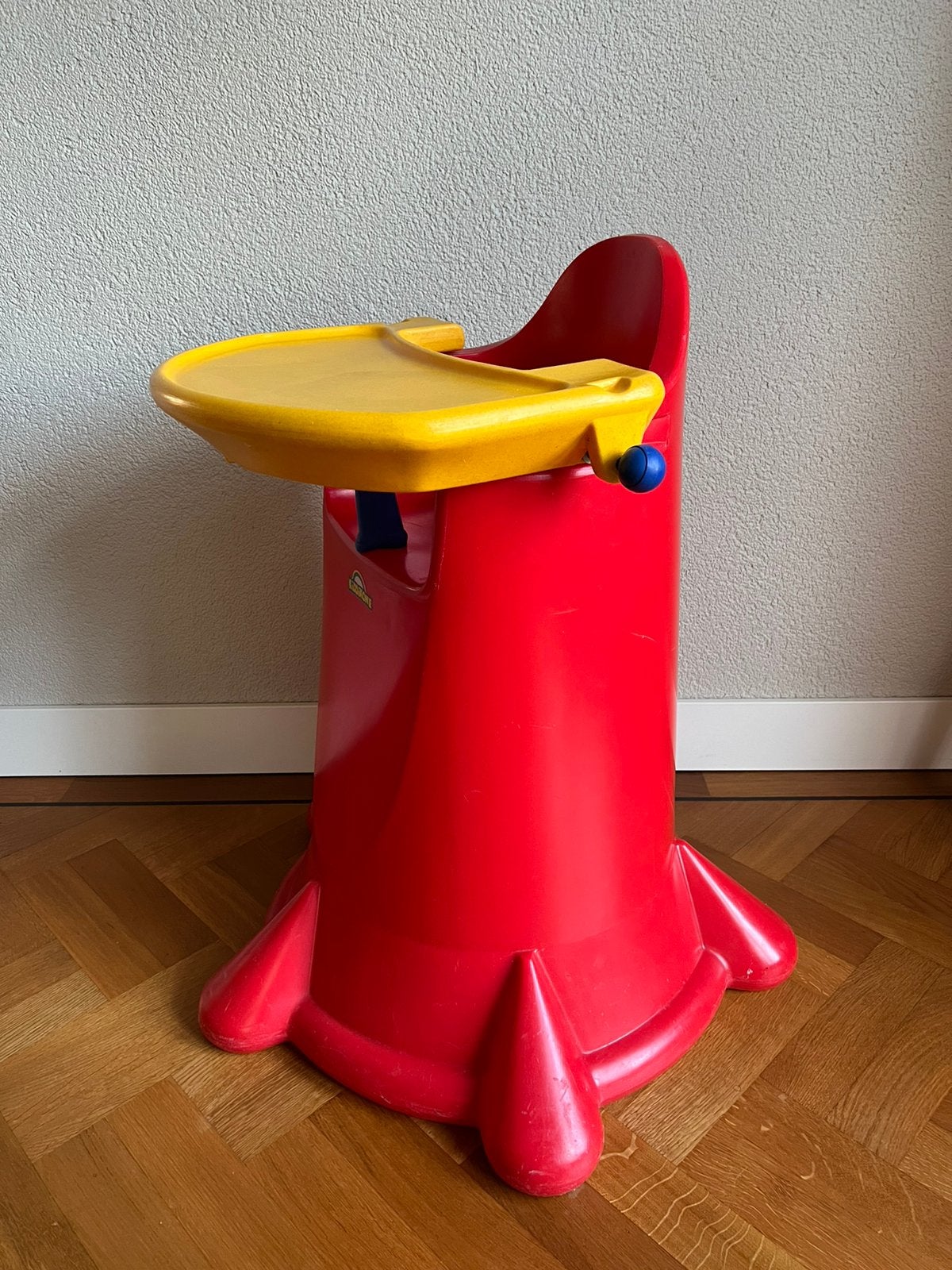 Stevige Kiddikone Kinderstoel met afneembaar eetblad rood, Ophalen, Zo goed als nieuw, Overige typen, Gordel(s)