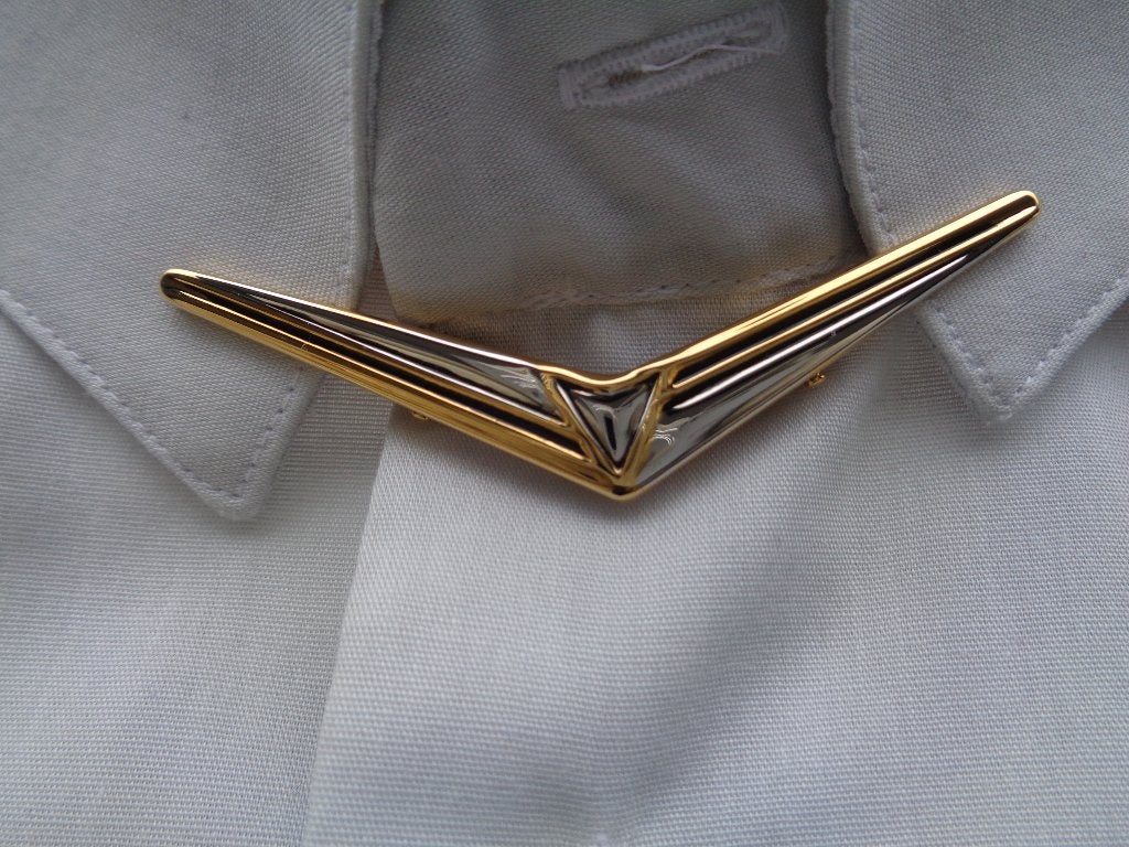 BOORDKLEM KRAAGKLEM GOUD EN ZILVERKLEUR DRIEHOEKJE IN MIDDEN, Ophalen, Nieuw, Overige kleuren
