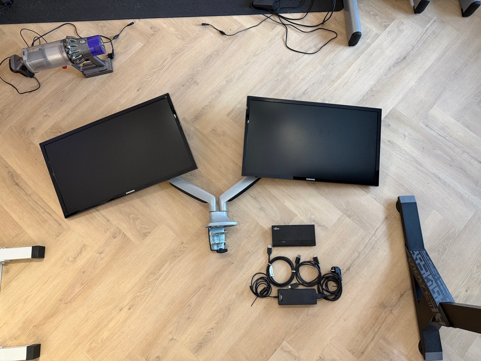 2x Samsung 28" 4K monitoren, monitorarm & Fujitsu port repli, Gebruikt, In hoogte verstelbaar, Ophalen of Verzenden, Ultra HD (4K)