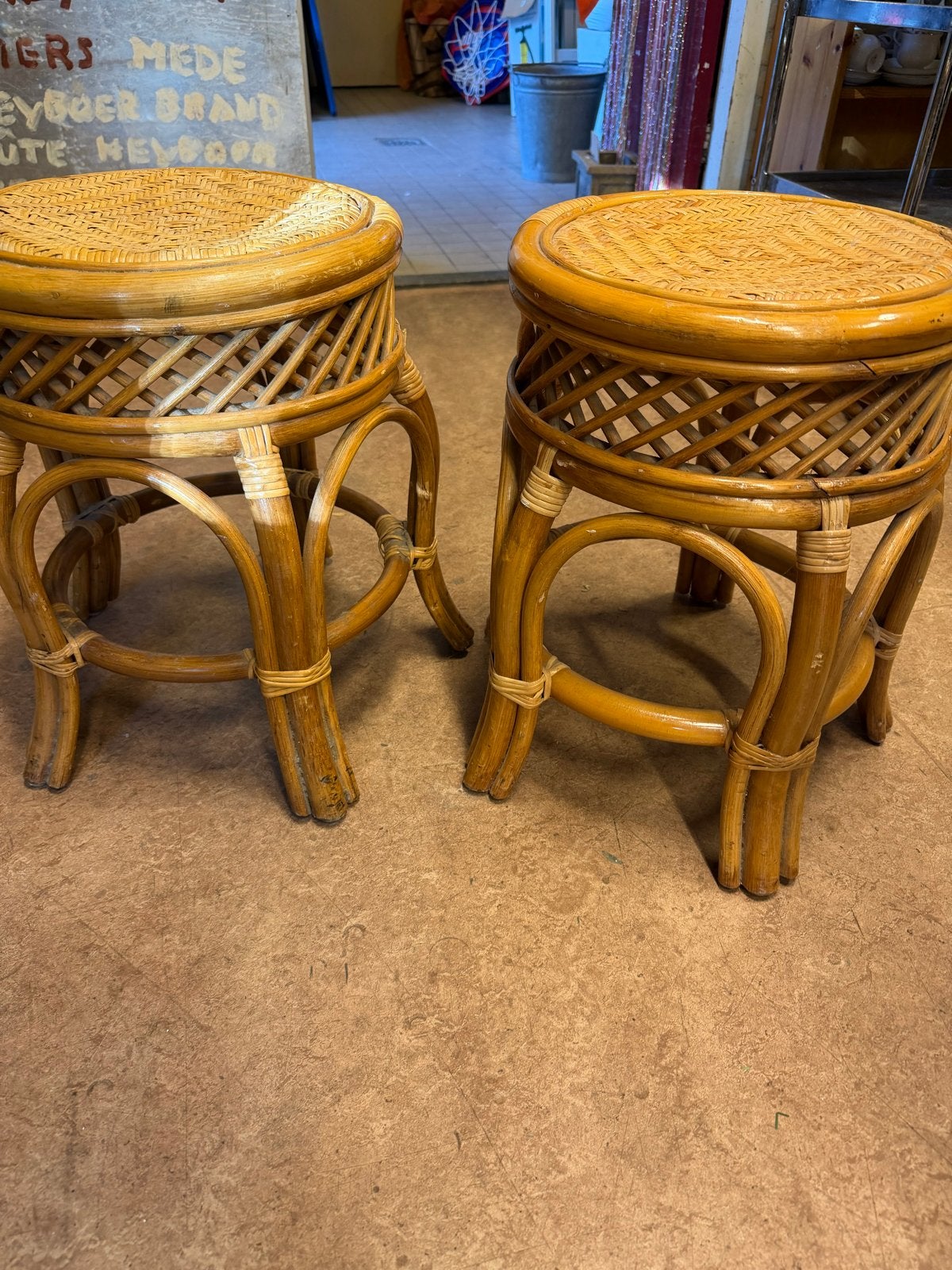 2 x Rotan Krukjes met Rond Zitvlak en Open Geweven Patroon, Ophalen, Overige materialen, Gebruikt, Nvt