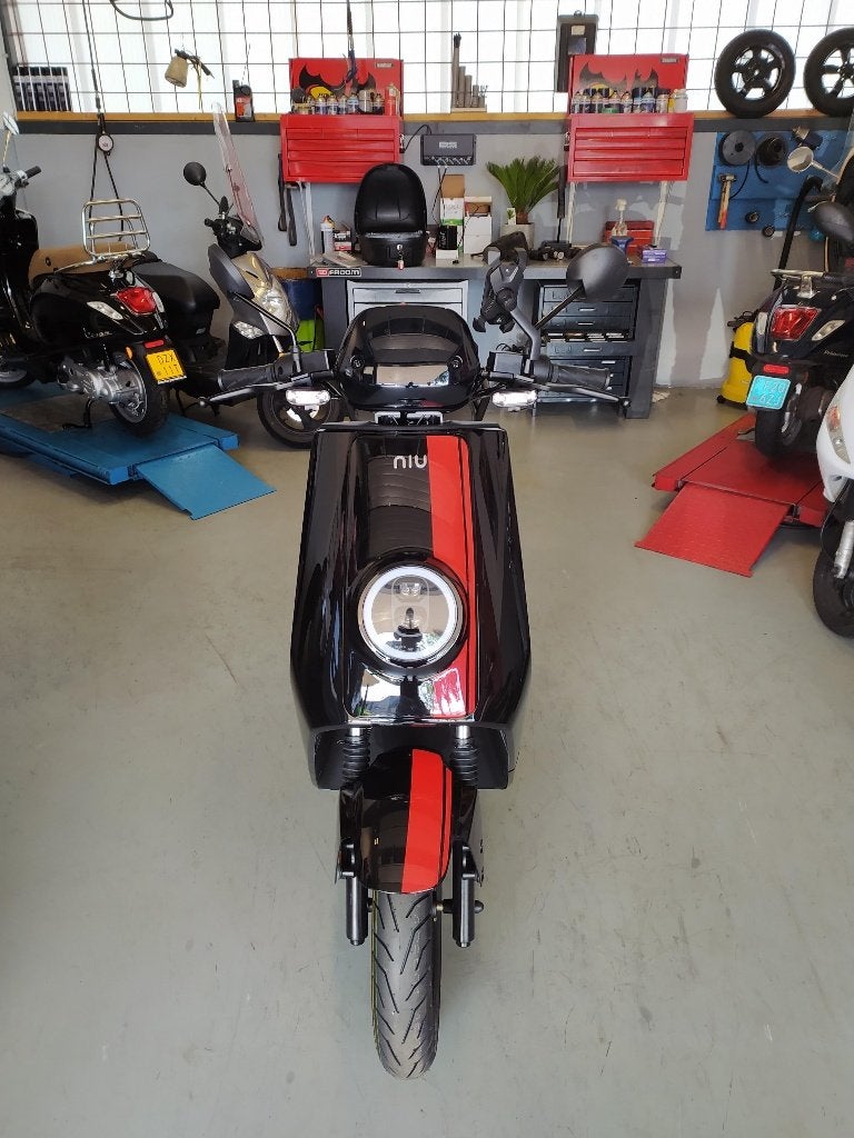 NIU GTS NQI Scooter Electric - 2 Helmets 2 batteries, Ophalen, Niu, Elektrisch, Zo goed als nieuw