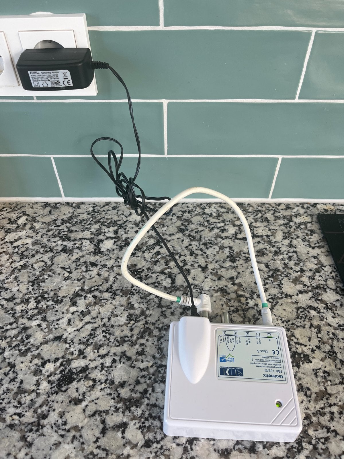 Technetix FRA-752/N versterker met kabels, Ophalen of Verzenden, Gebruikt, Minder dan 2 meter, Coaxiale kabel