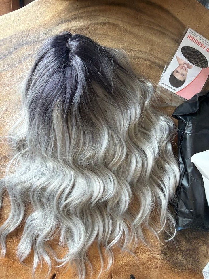 Grijze Ombre Pruik met Krullen en Haarnetje, Ophalen of Verzenden, Nieuw, Pruik of Haarverlenging