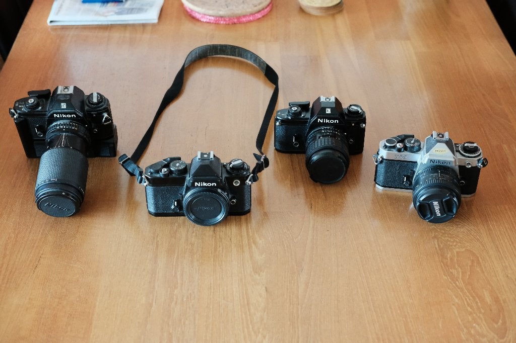 2x Nikon EM, FE, en FE2 incl. 3 lenzen (2x prime en 1x zoom), Audio, Tv en Foto, Fotocamera's Analoog, Ophalen, Gebruikt, Spiegelreflex