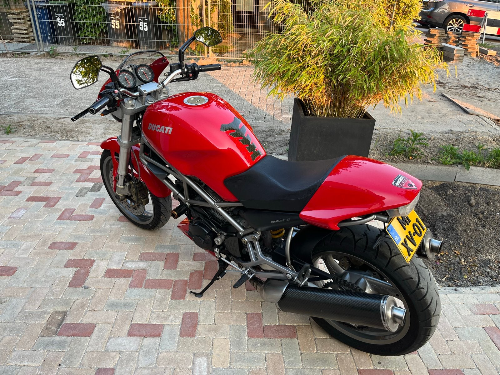 Wegens omstandigheden Ducati Monster 600 rood + Sportuitlaat, Motoren, Motoren | Ducati, 2 cilinders, Sportuitlaat, Gebruikt, Particulier