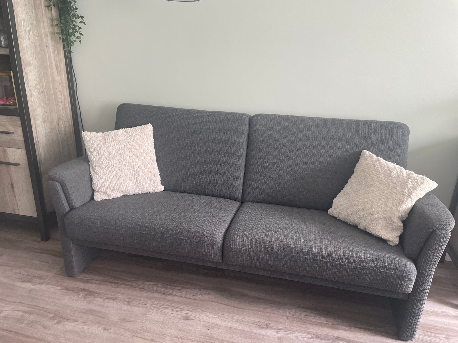 Comfortabele 2,5-zitsbank in grijs stof, Huis en Inrichting, Banken | Bankstellen, Ophalen, Tweepersoons, 75 tot 100 cm, Zo goed als nieuw