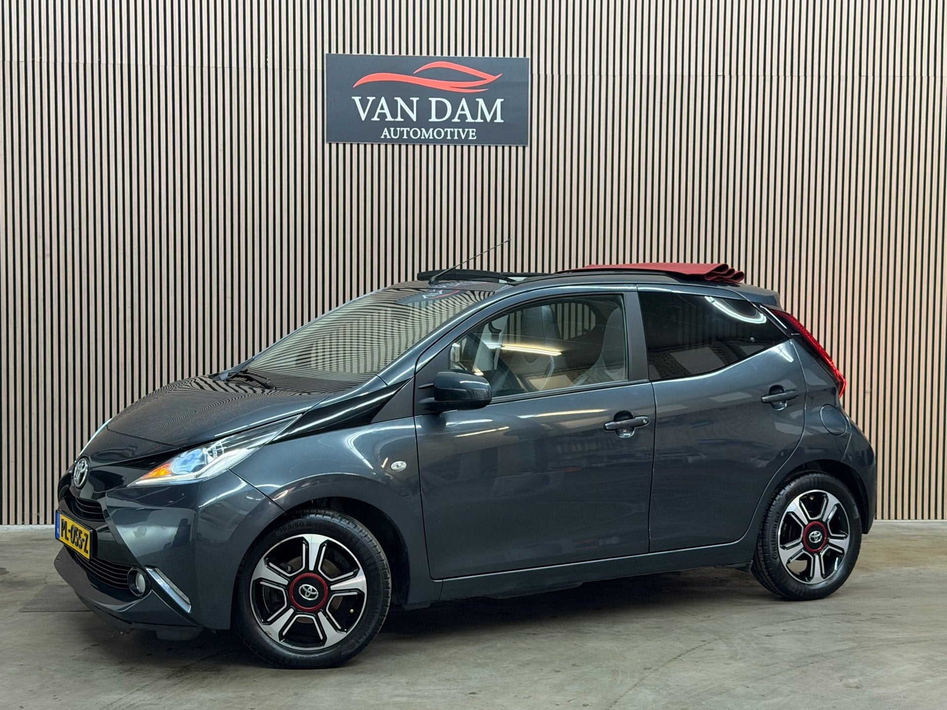 Toyota Aygo 1.0 VVT-i x-pose 2017 NAP PANO CAMERA CRUISE NAV, Auto's, Toyota, Voorwielaandrijving, Gebruikt, 4 stoelen, Leder en Stof