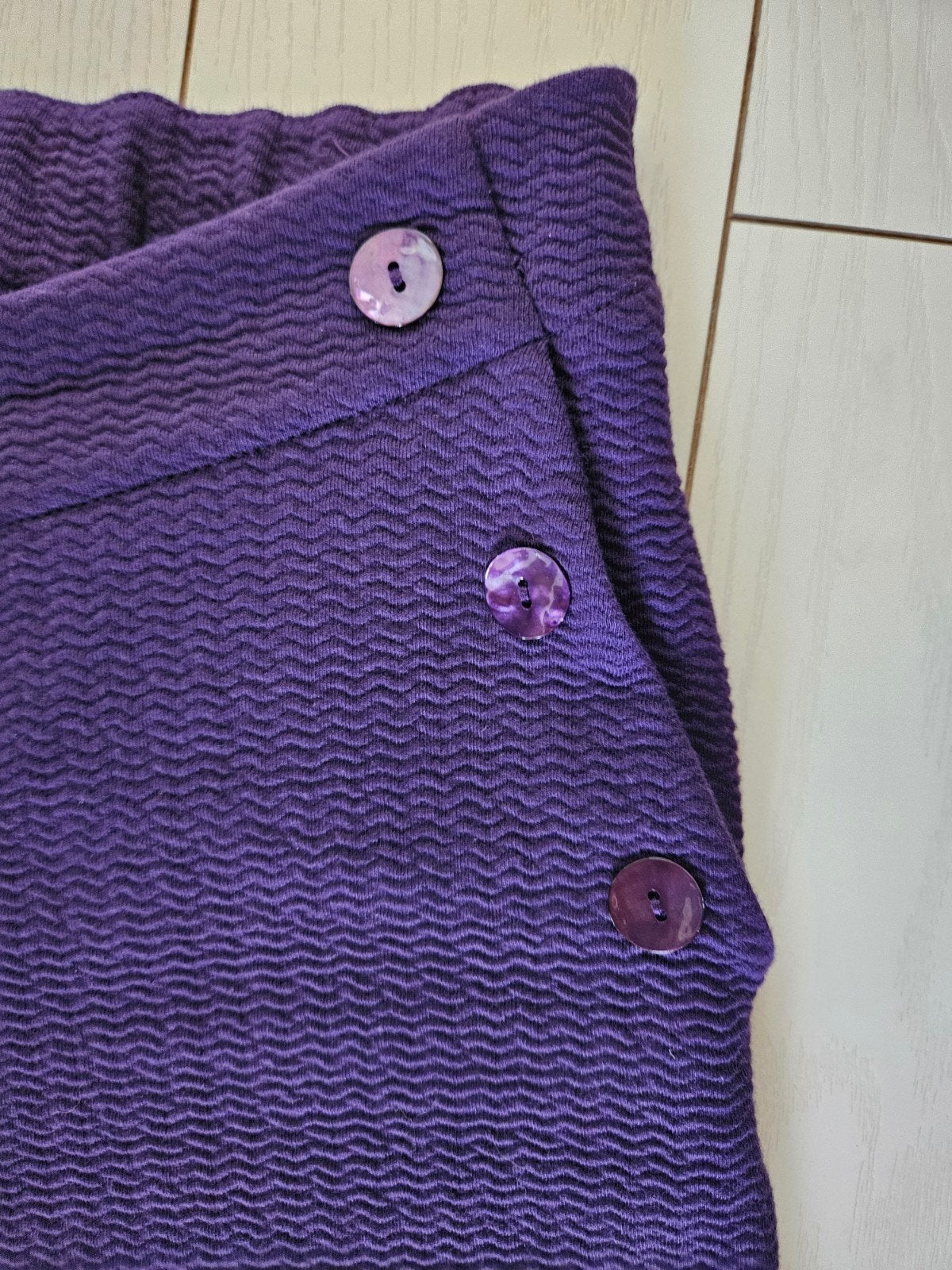 Kyra paarse broek met wijde rechte pijpen en knoopdetails, Paars, Maat 42/44 (L), Nieuw, Ophalen of Verzenden